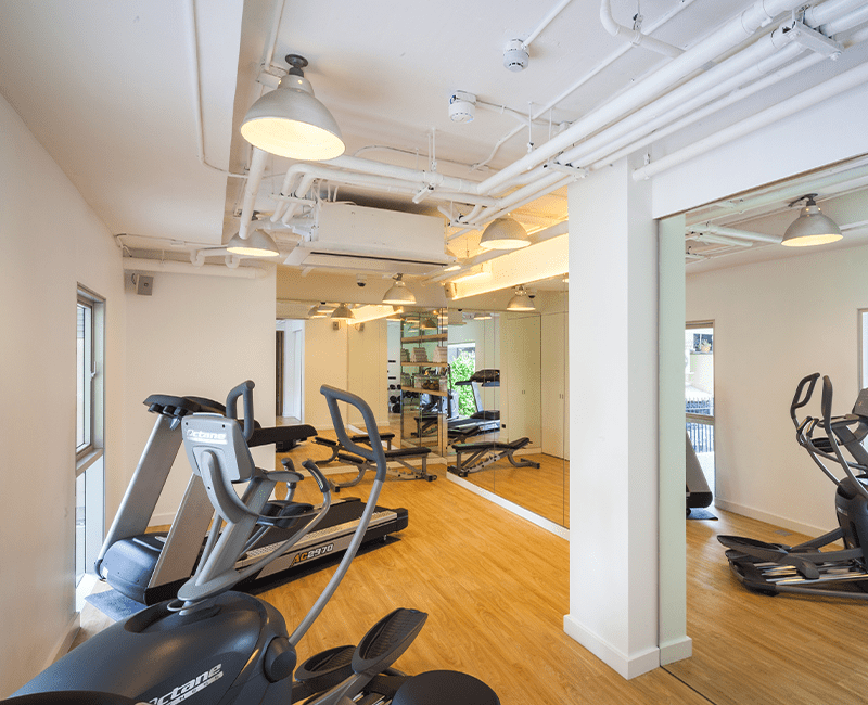 Резиденция фитнес. Тренажерный зал. Спортзал дома. Современный домашний спортзал. Спортзал в частном доме.
